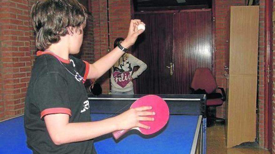 Torneos de ping-pong o de dardos son algunas de las actividades que organiza el gazteleku.
