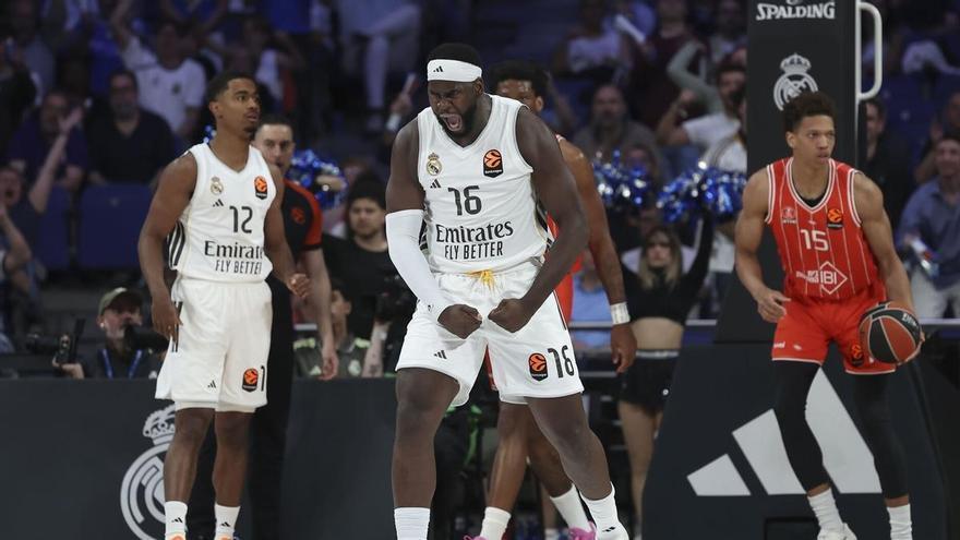 El Madrid recibe al Baskonia con un juego interior bajo mínimos