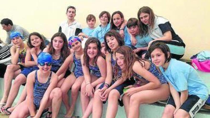 Nadadores alevines y benjamines del Arenas.