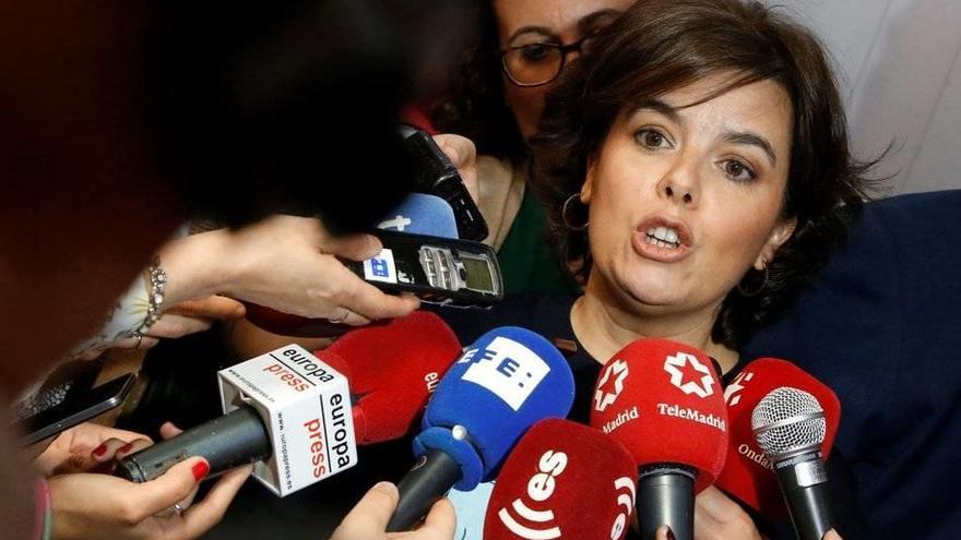 La vicepresidenta del Gobierno, Soraya Sáenz de Santamaría, atiende a los medios.