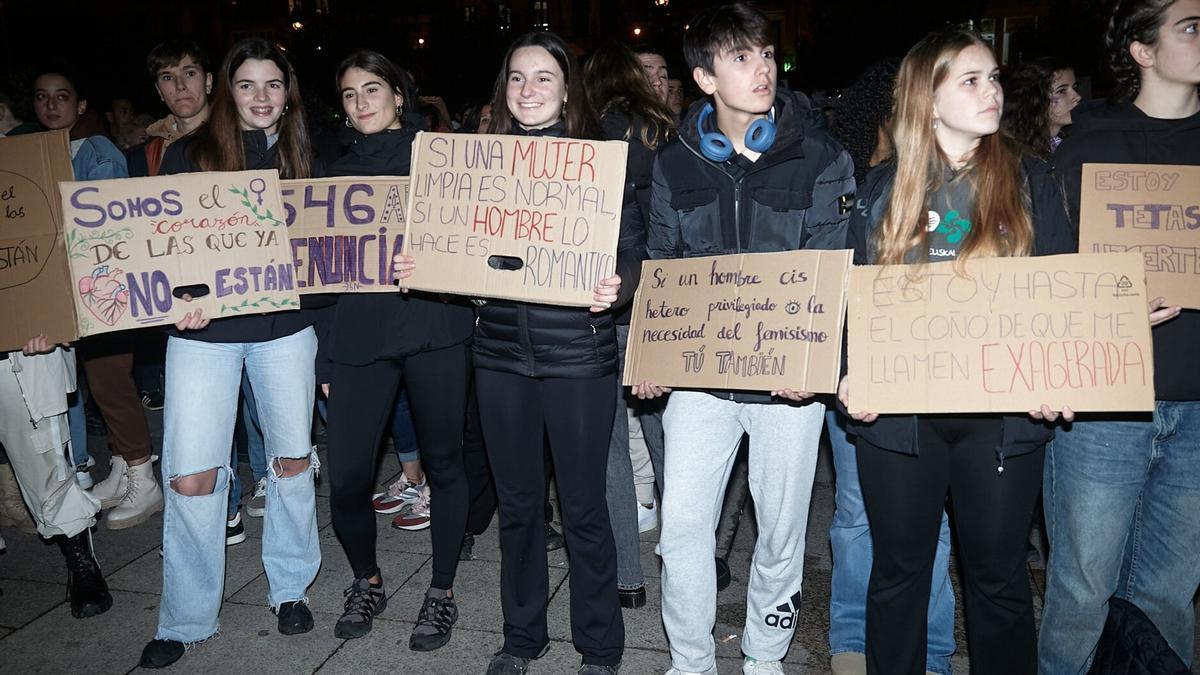 Un grupo de chicos y chicas, en una manifestación convocada por la Plataforma de Mujeres Contra la Violencia Sexista.
