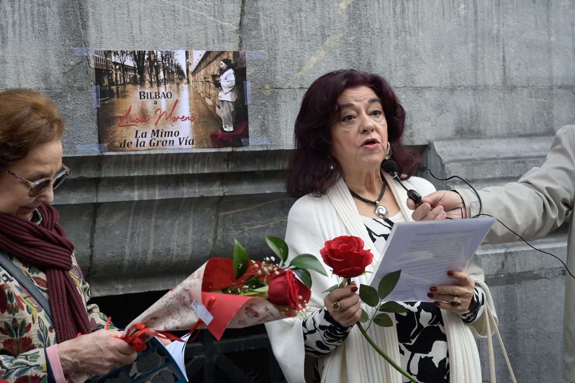 En imágenes: Rosas y poesía para Lucía, la mimo de la Gran Vía de Bilbao