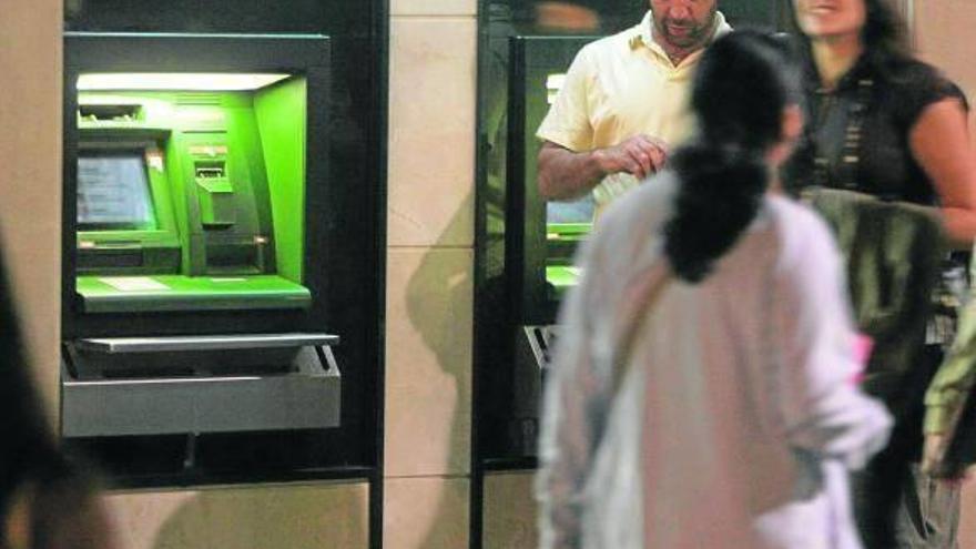 Ocho bancos firman hoy el pacto anticomisión en cajeros