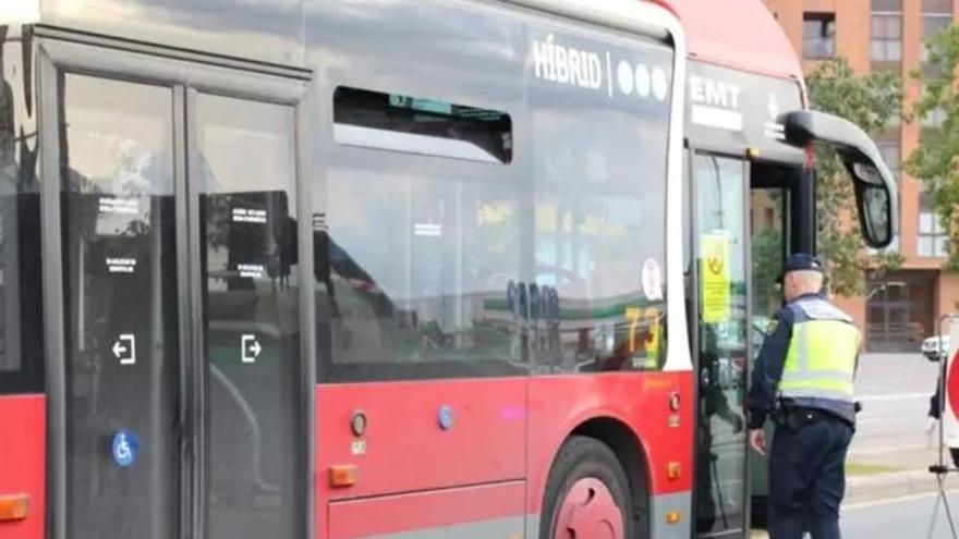 Detenido en Valencia por pegar al conductor de un autobús en marcha y lanzarlo por la puerta delantera