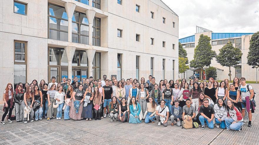 Unos 200 estudiantes de la UPNA ejercen de mentores de alumnos de primero
