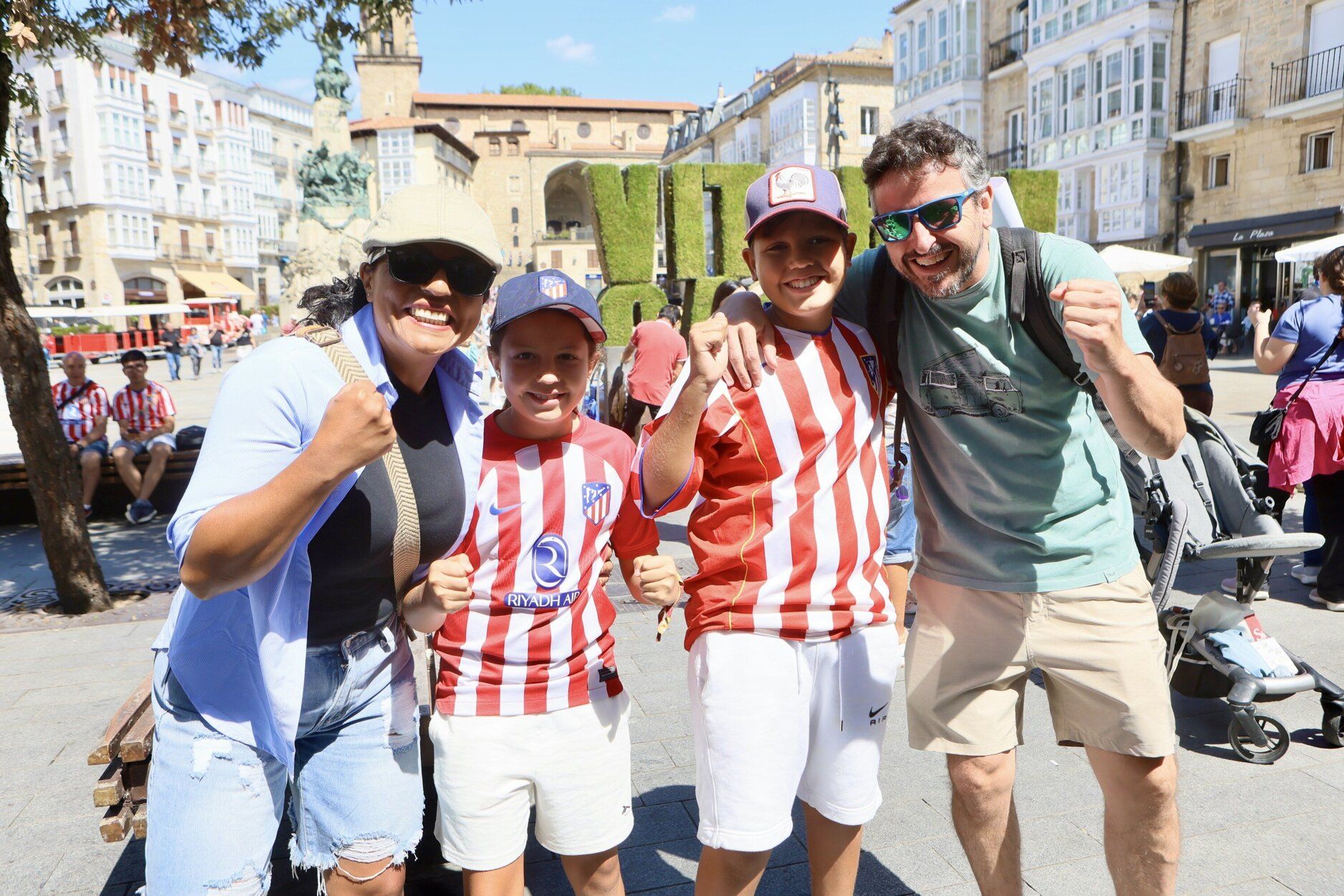 En imágenes: las aficiones de Alavés y Atlético se dejan notar en Vitoria