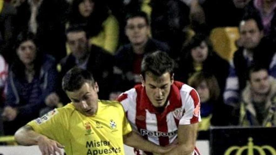 Xabi Castillo lucha un balón con el centrocampista del Alcorcón Francisco Montañés.
