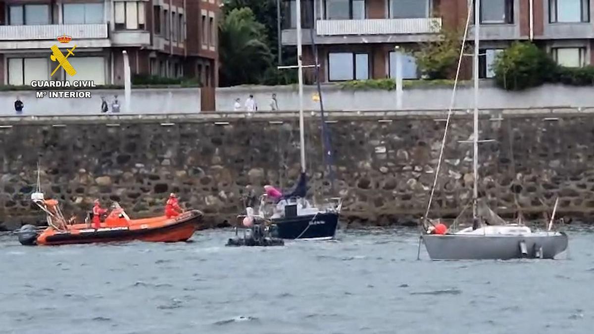 Rescatan a la tripulación de un velero en peligro de chocar con la escollera del paseo de Getxo