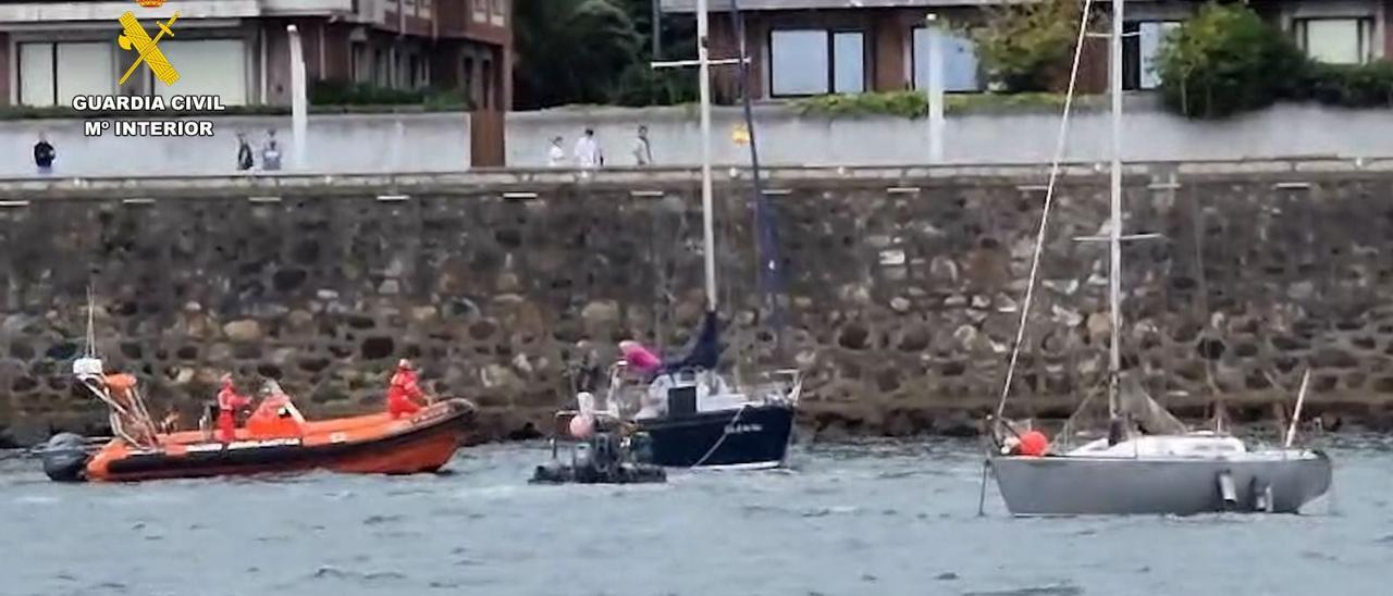 Rescatan a la tripulación de un velero en peligro de chocar con la escollera del paseo de Getxo
