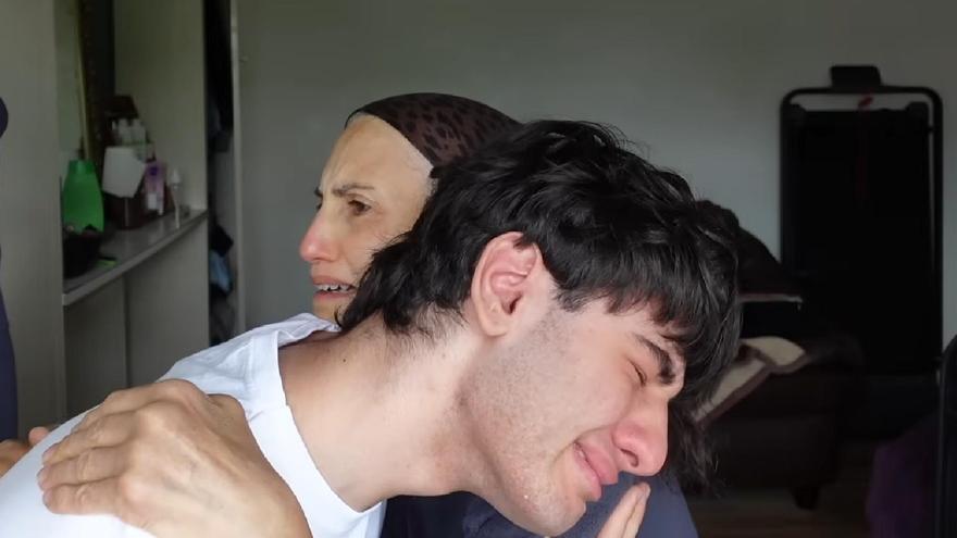 La desgarradora reacción de una madre musulmana cuando su hijo le confiesa que es gay: “Sentí que merecías saberlo”