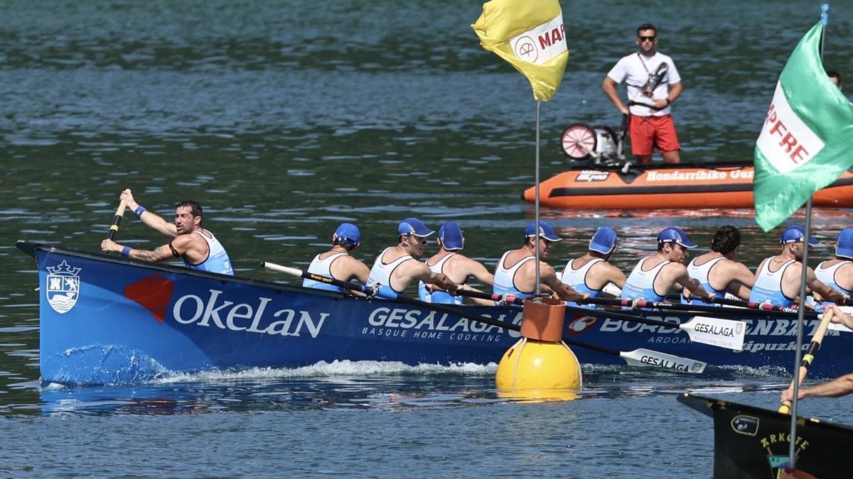 La tripulación de Zarautz se dispone a realizar una ciaboga en Hondarribia.