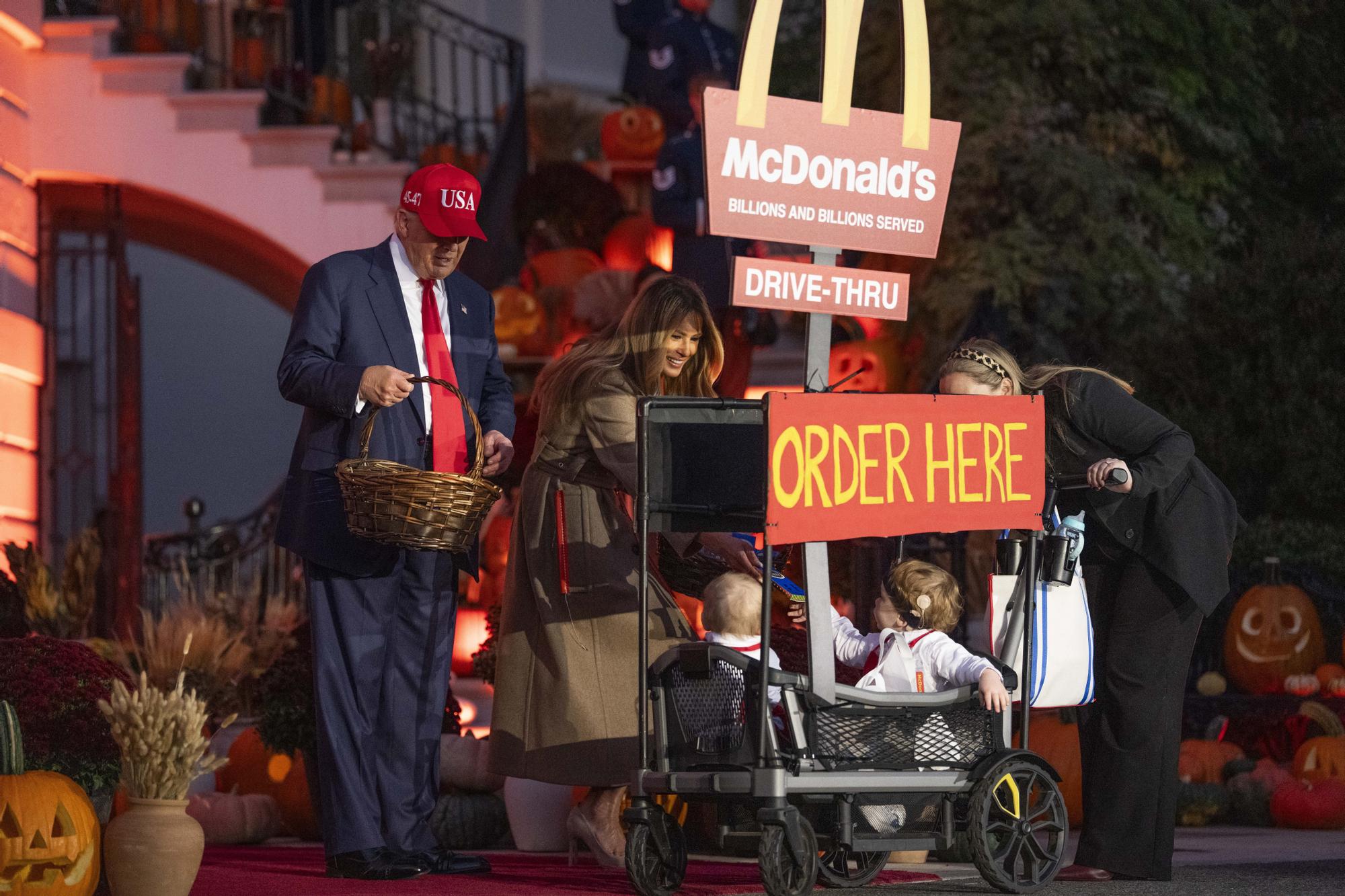 Melania y Trump se rinden ante Halloween: dulces, niños y calabazas en la Casa Blanca