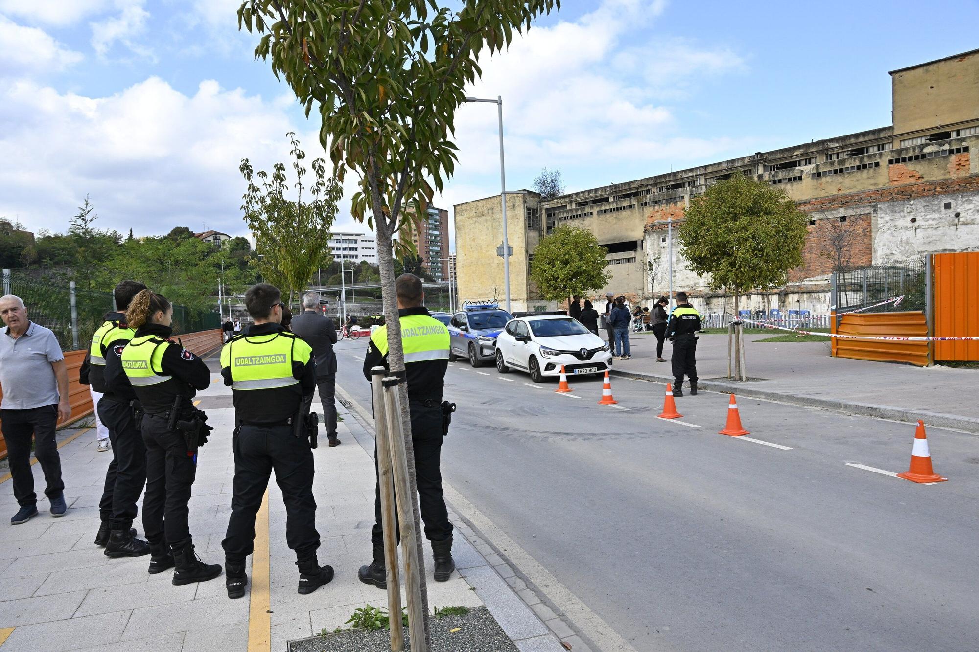 El Ayuntamiento &quot;cierra&quot; y vigila los pabellones de Zorrotzaurre desalojados