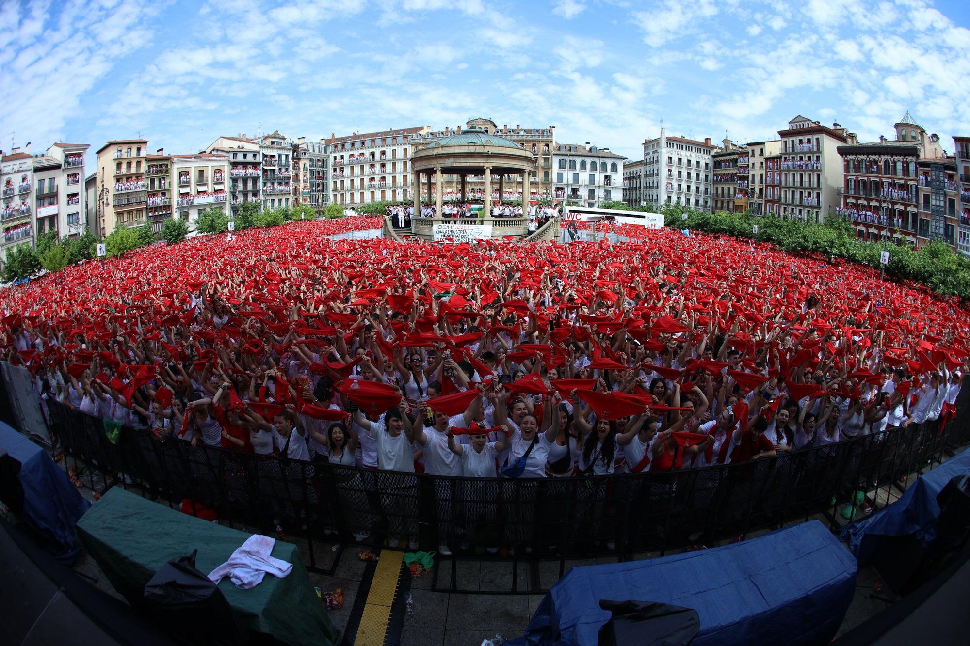 Fotos del  Chupinazo de San Fermín 2025 en Pamplona: ¡La fiesta más internacional se enciende con un grito solidario por Palestina!