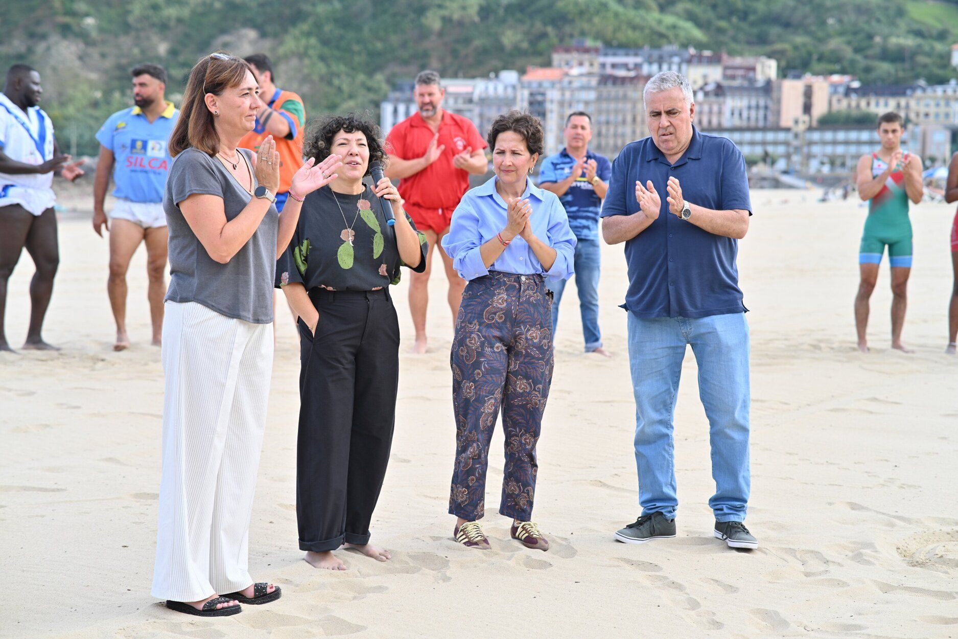 Espectacular exhibición de lucha canaria en la playa de la Zurriola