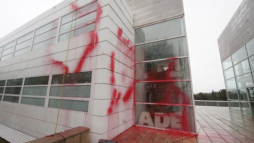 Atacan con pintura la sede de Adegi en Donostia
