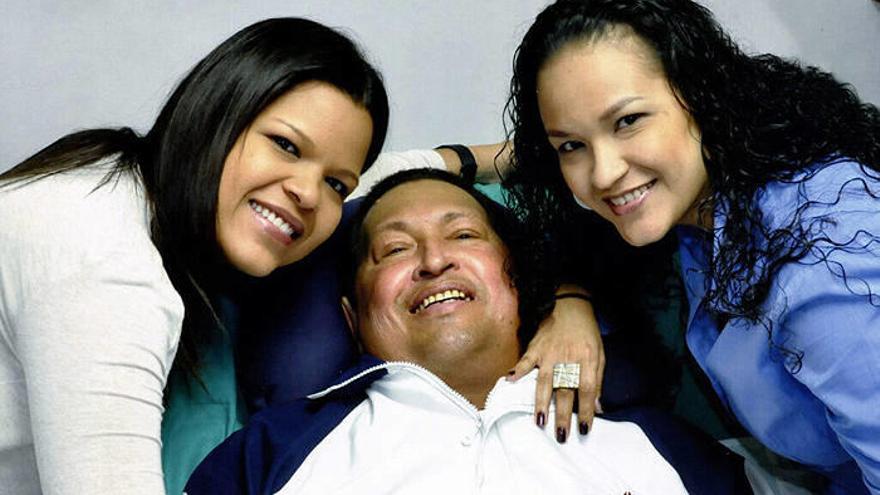 Fotografía del pasado jueves 14 de febrero de 2013 y cedida por Ministerio de Comunicación e Información de Venezuela del presidente de Venezuela, Hugo Chávez, junto a sus hijas Rosa Virginia (d) y María Gabriela (i) leyendo el diario cubano Gramna.