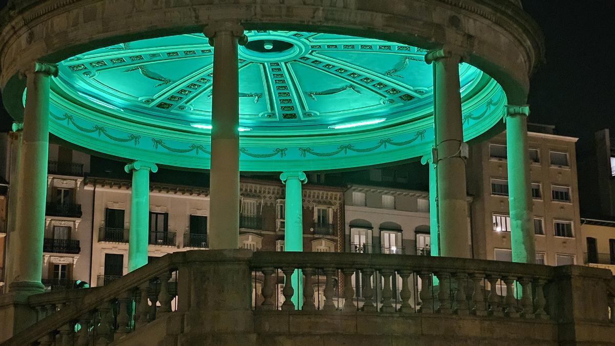 El kiosco de la Plaza de Castillo de Pamplona iluminado en verde.