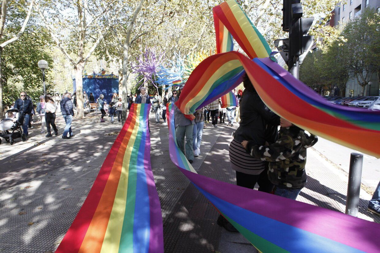 En imágenes: éxito absoluto en la fiesta contra de la LGTBIfobia de la zona Gorbea de Vitoria