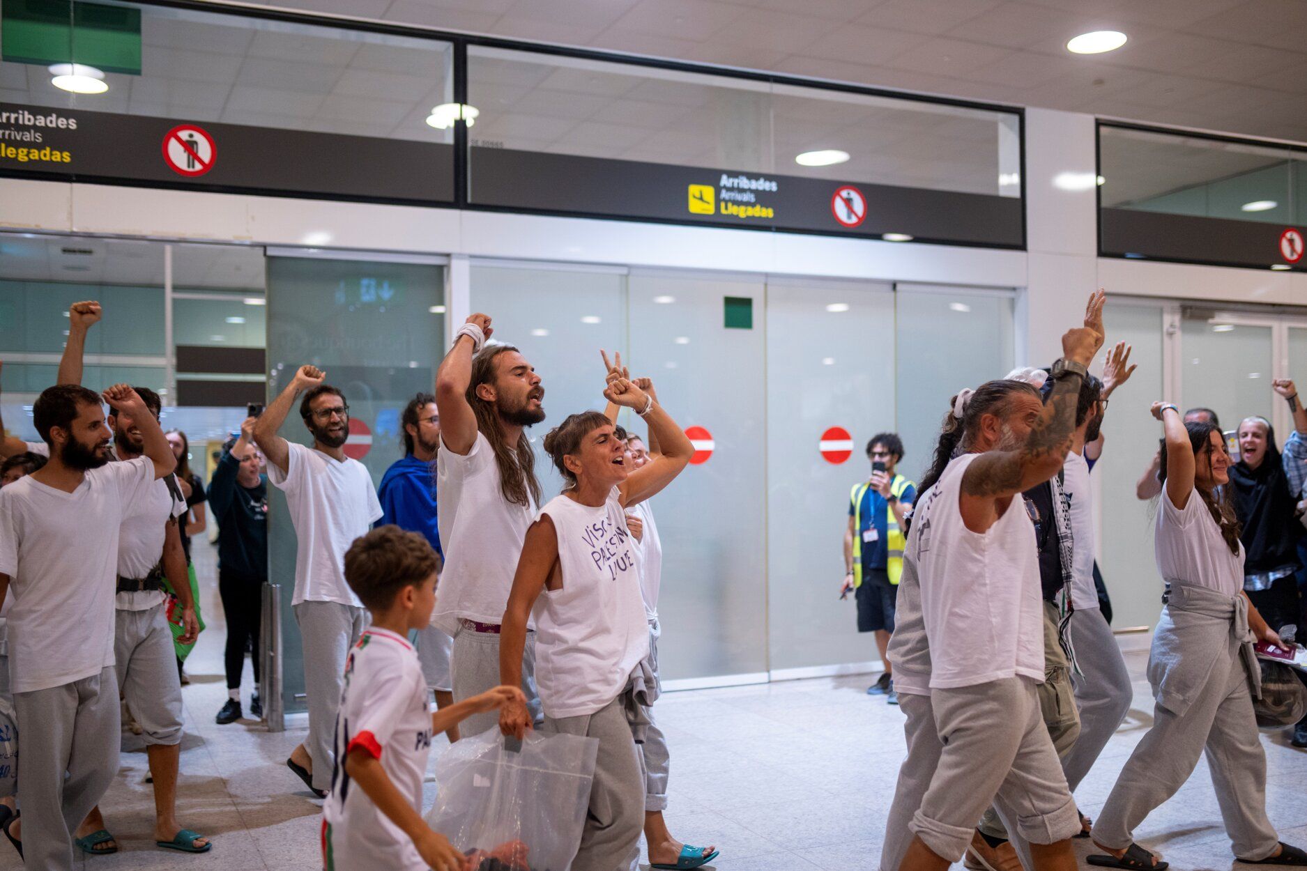 Llegada de los 27 integrantes de la flotilla a Gaza a los aeropuertos de Madrid, Bilbao y Barcelona