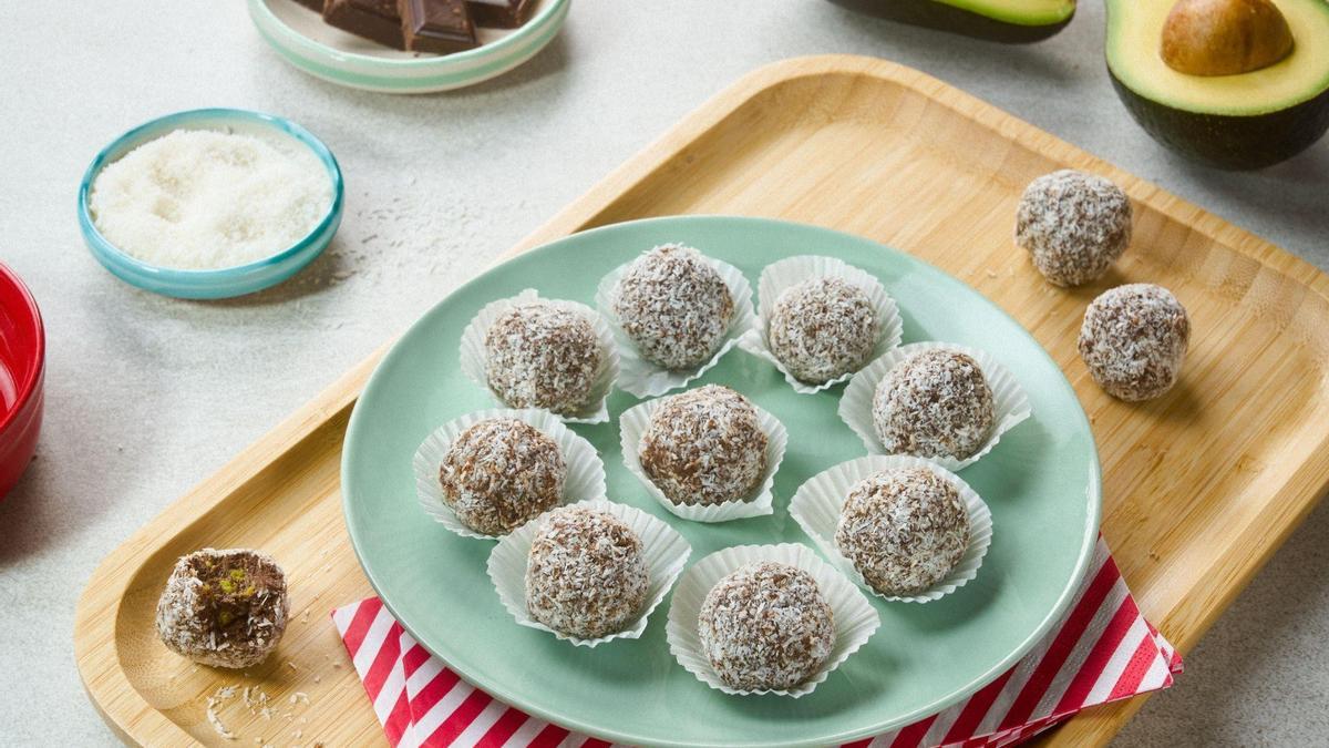 Bolitas de chocolate y aguacate.