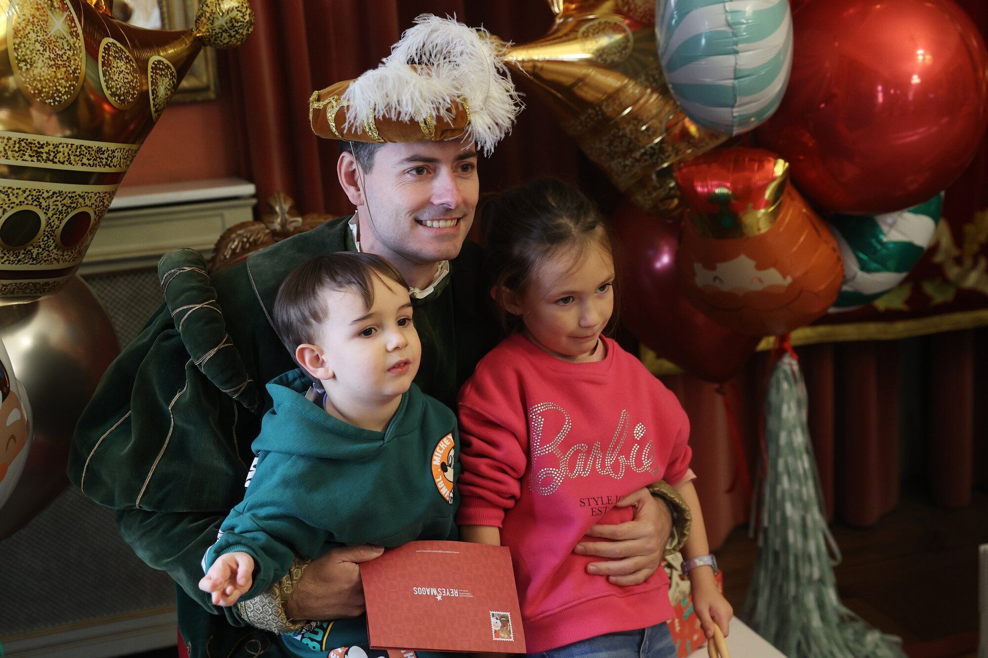 Cientos de jóvenes de Pamplona entregan sus cartas a los pajes de los Reyes Magos