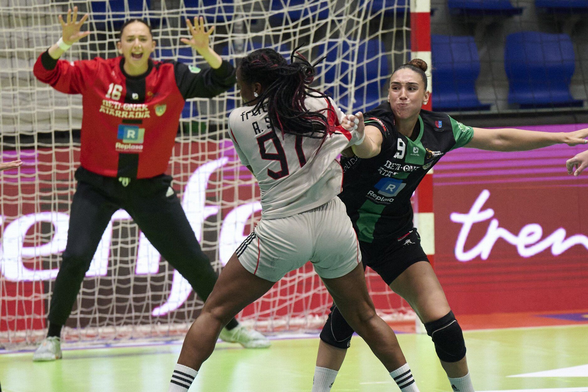 Fotos de las semifinales de la Supercopa Ibérica de balonmano en Anaitasuna