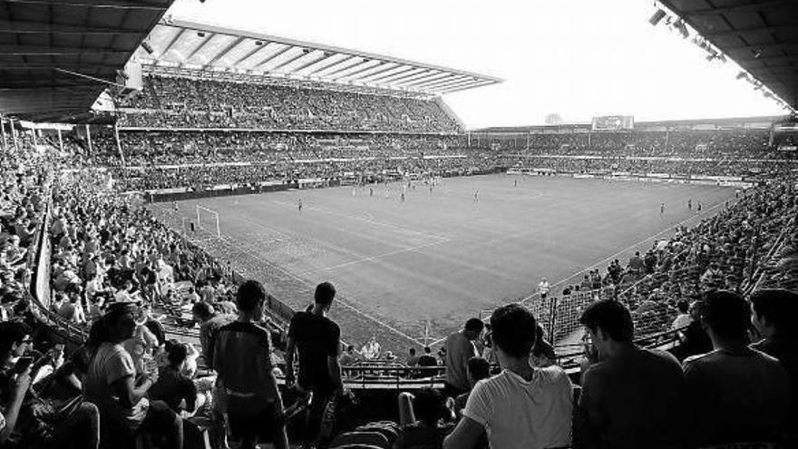 Imagen del estadio El Sadar repleto de aficionados en el partido del ‘play off’ ante el Nàstic.