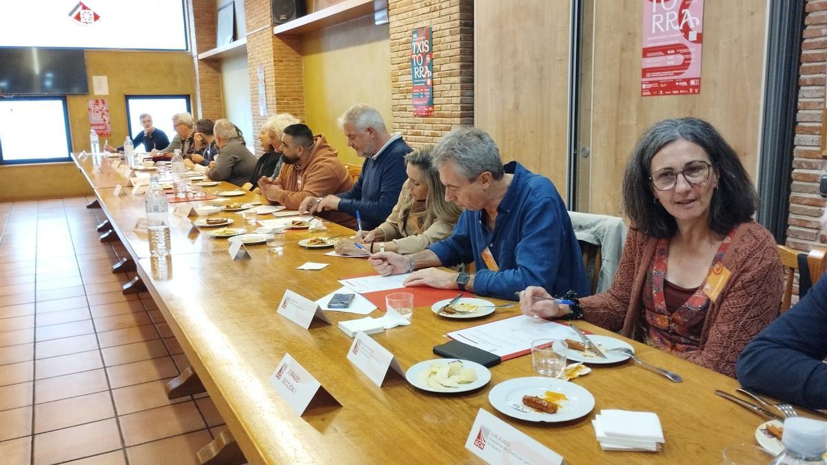 El jurado del concurso, en plena cata en el local del gremio de carniceros en la Milagrosa.