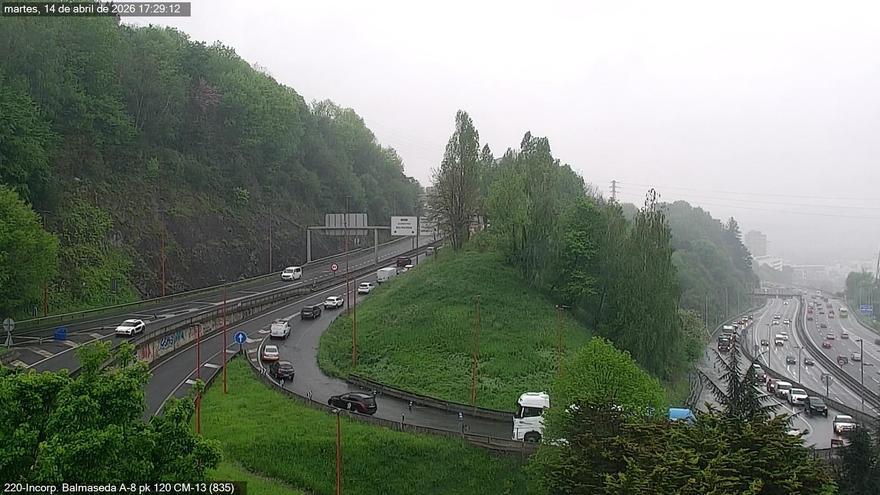 Retenciones en la BI-636 a la altura de Bilbao por el vuelco de un coche