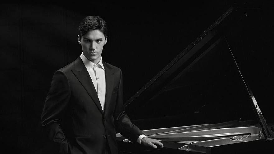 El premiado pianista Jaeden Izik-Dzurko acude a los Martes Musicales