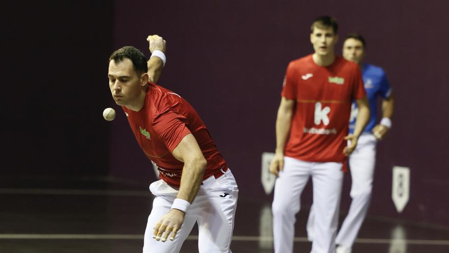 Jaka enseña el camino en Arrasate