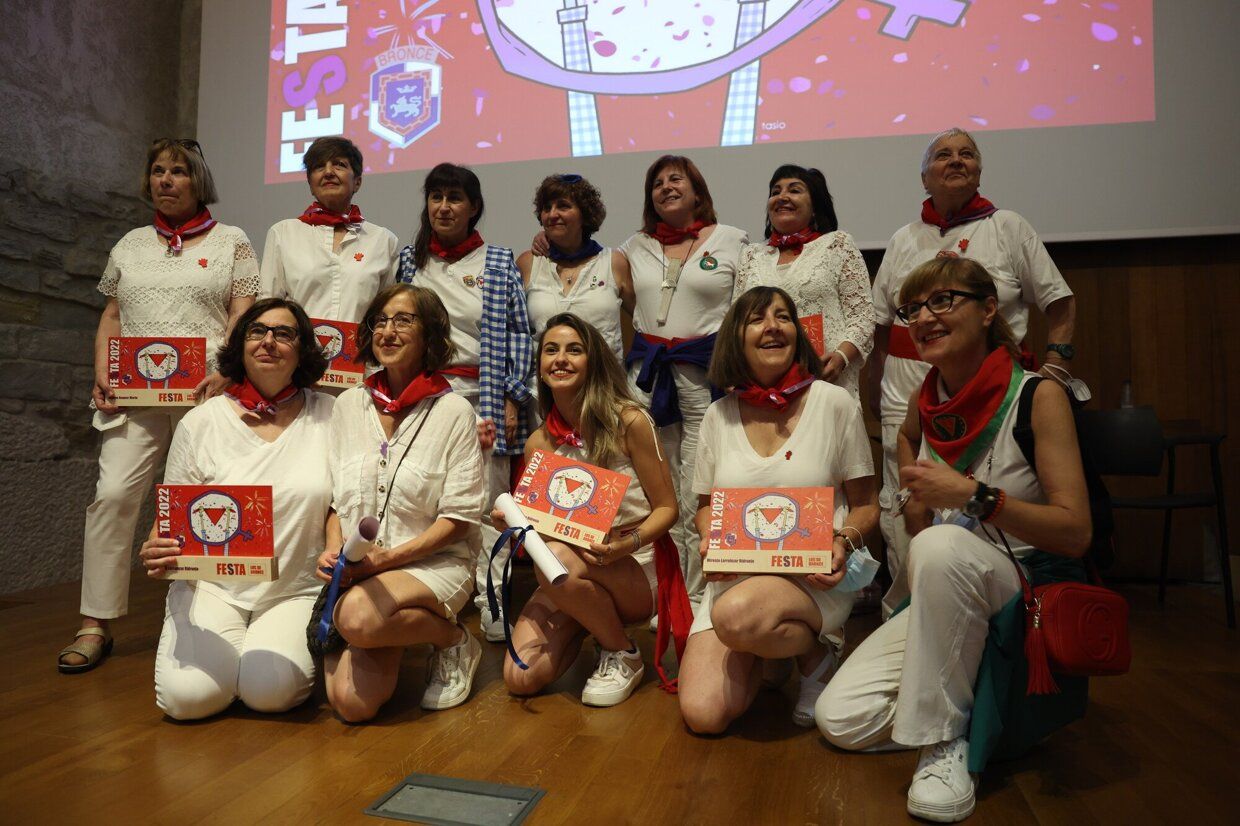 La Asociacion Festa-Los de Bronce entrega el Premio Festa 2022 a las mujeres que impulsaron la desaparición de las llamadas "madrinas" de las peñas en los Sanfermines
