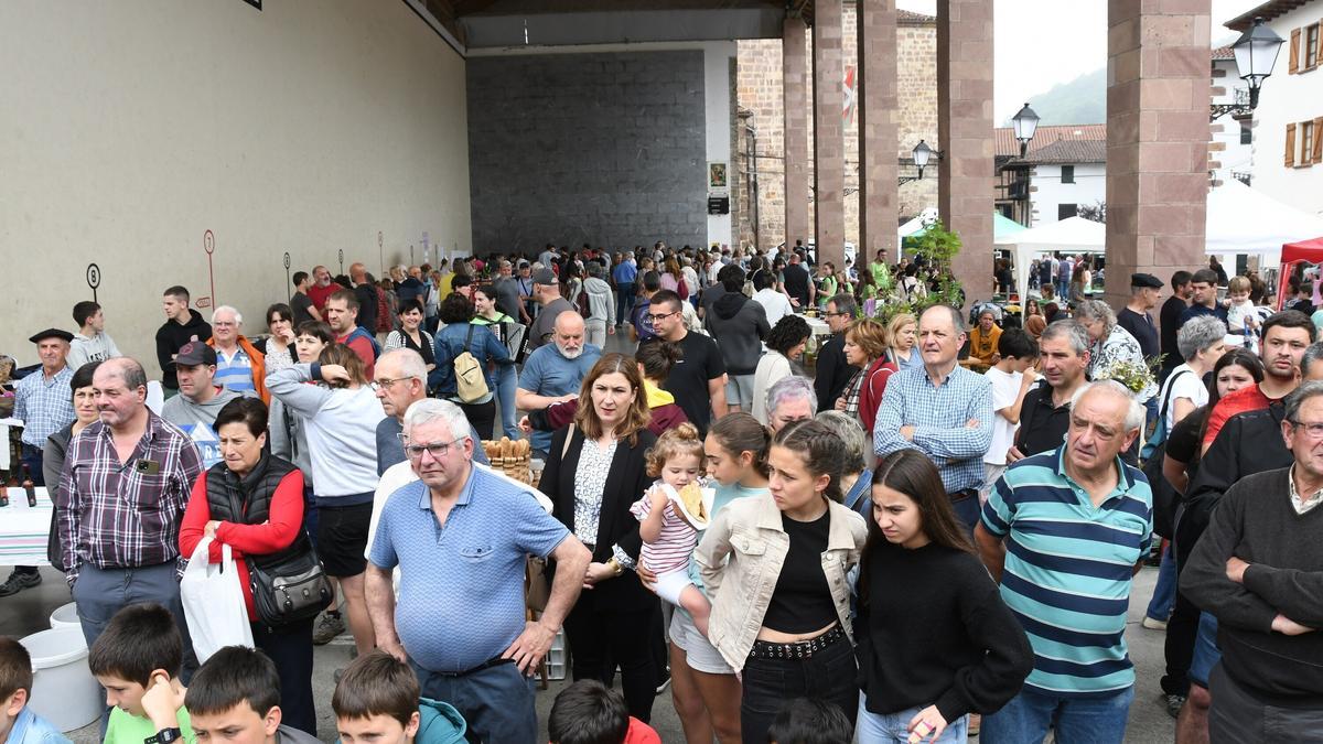 Cada año, y van 32, cientos de visitantes se acercan a Etxalar a disfrutar de la Feria del Queso y la Artesanía.