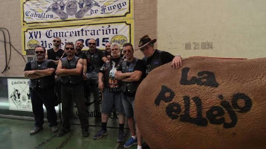 Miembros del Motoclub Caballos de Fuego, con el símbolo de la concentración La Pellejo, ayer en el recinto polideportivo de Ribaforada.