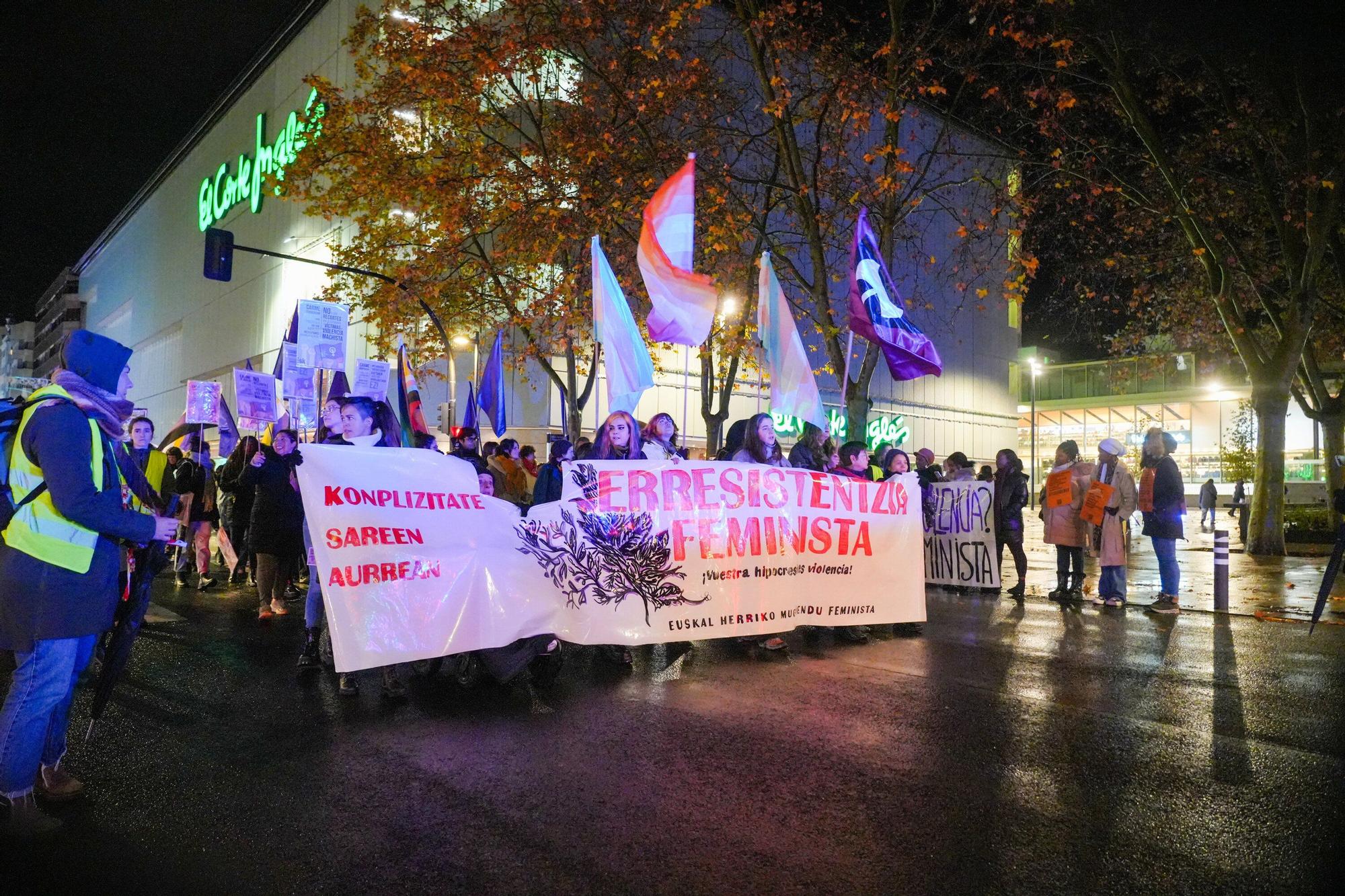 En imágenes: El Movimiento Feminista de Euskal Herria marcha por Vitoria el 25N