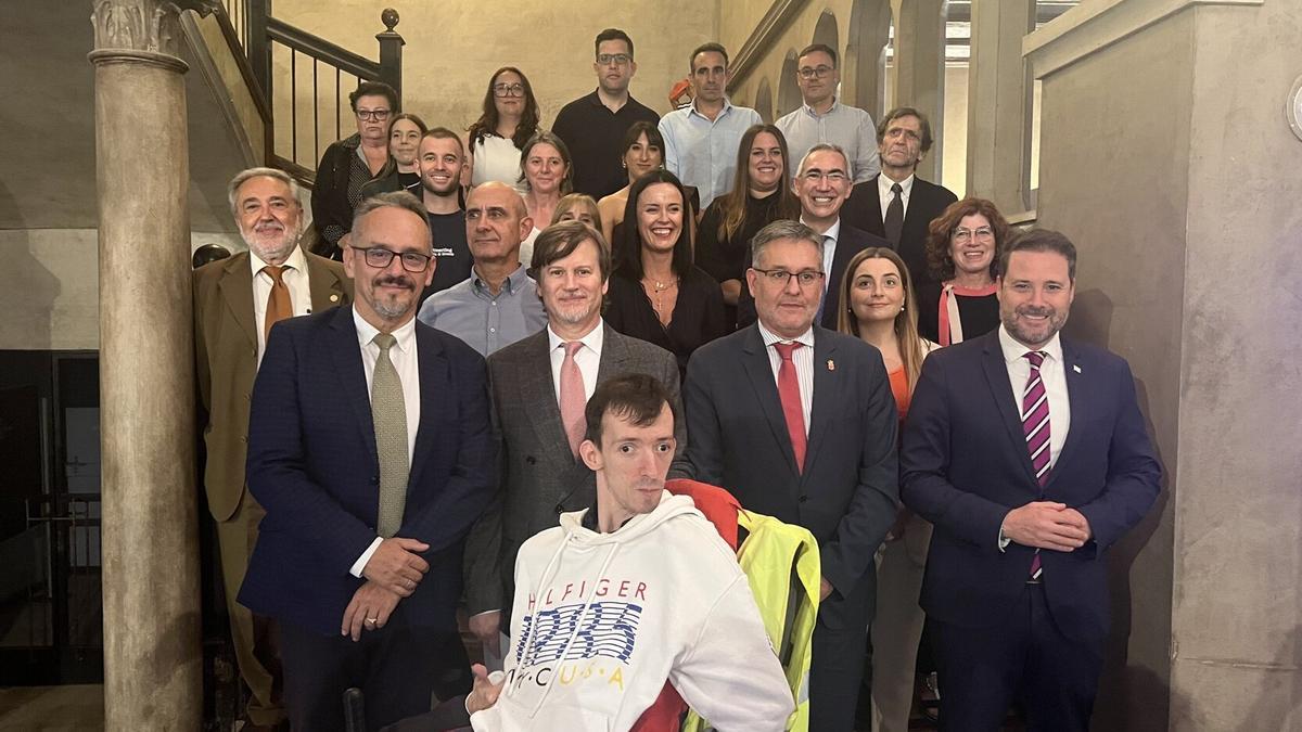 Autoridades y alumnos reconocidos al final de la ceremonia.