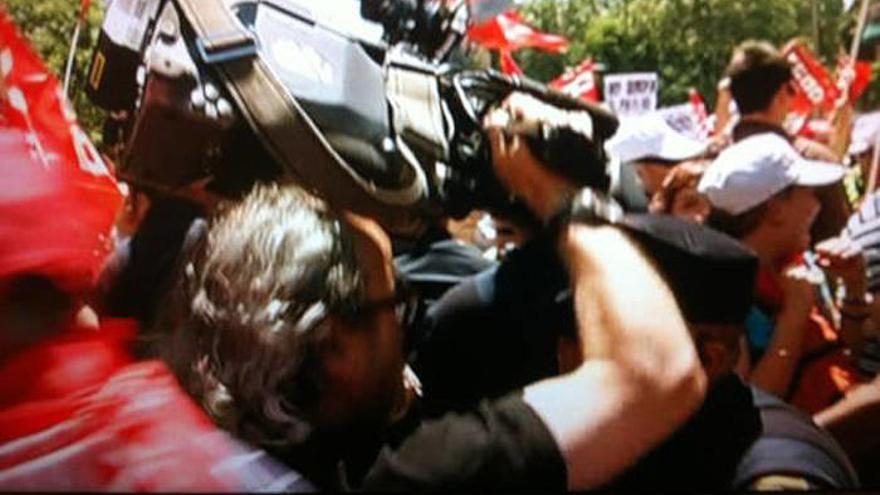 Agresión policial contra los periodistas de TVE y A3 en una manifestación contra la reforma laboral