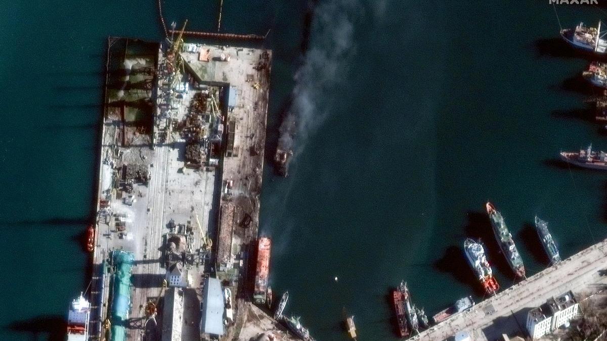 Imagen de satélite que muestra los restos del buque ruso ‘Novocherkask’ tras ser atacado en el puerto de Fedosia.