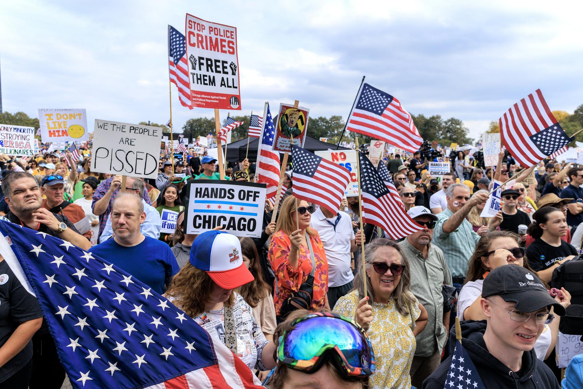 Miles de estadounidenses protestan contra Trump: "No queremos reyes"