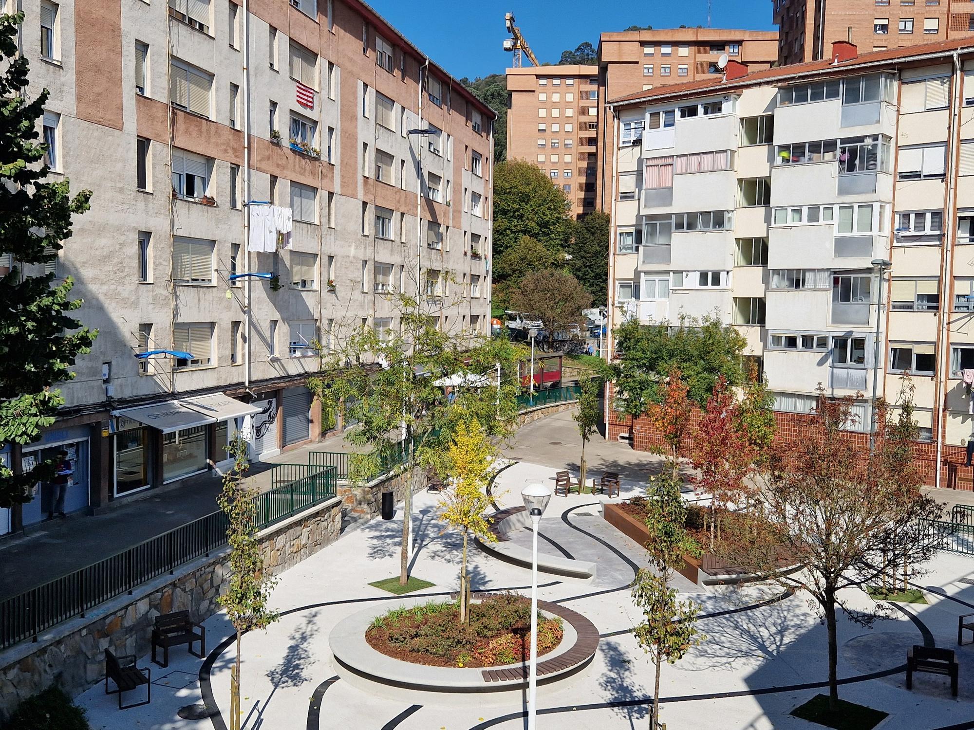 Así luce la renovada plaza Zizeruena de Otxarkoaga