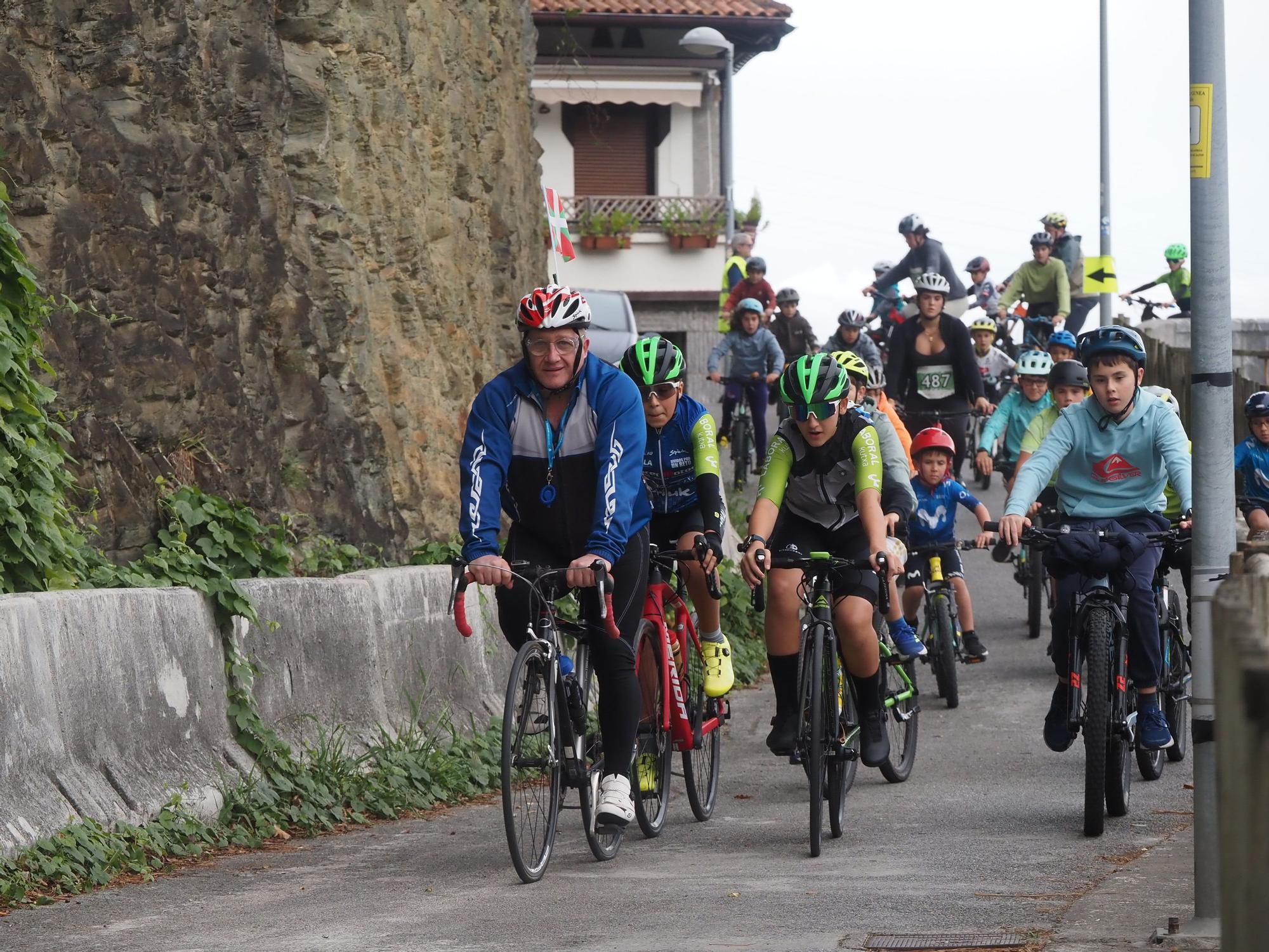 Fiesta ciclista en Deba