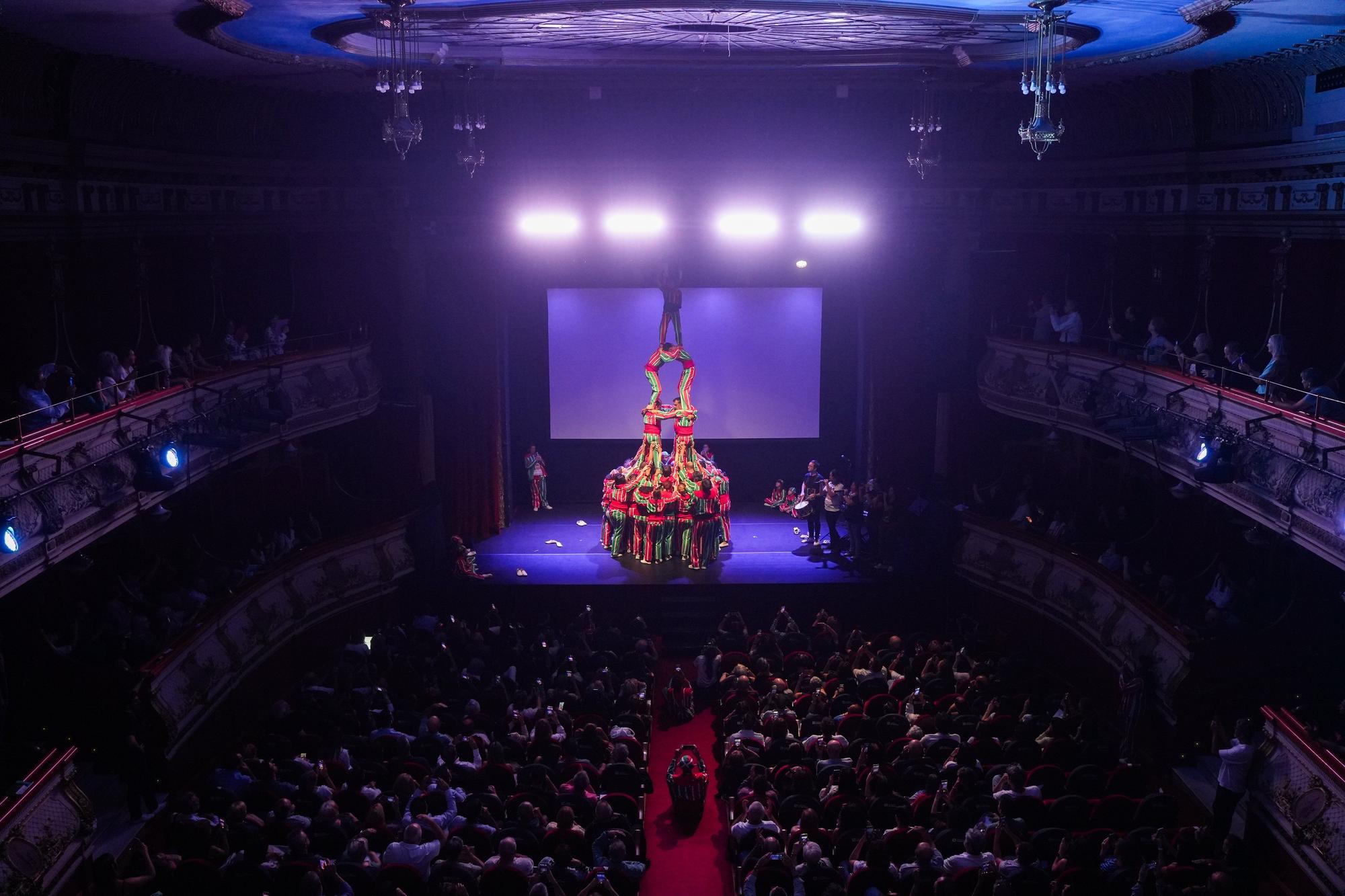 Las asociaciones de víctimas de la dana llenan un teatro de música y poesía para homenajear a sus fallecidos