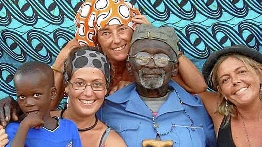 Jone Goenaga, Merce Limousin y Kris Bakaikoa con el niño Noel y el centenario señor Kajomba.