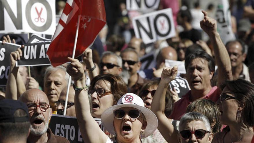Manifestantes en la concentración de funcionarios ante la sede de la Presidencia de la Comunidad de Madrid en la Puerta del Sol.