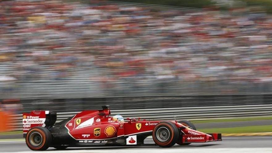 Fernando Alonso, durante el primer entrenamiento libre en el circuito de Monza, Italia.