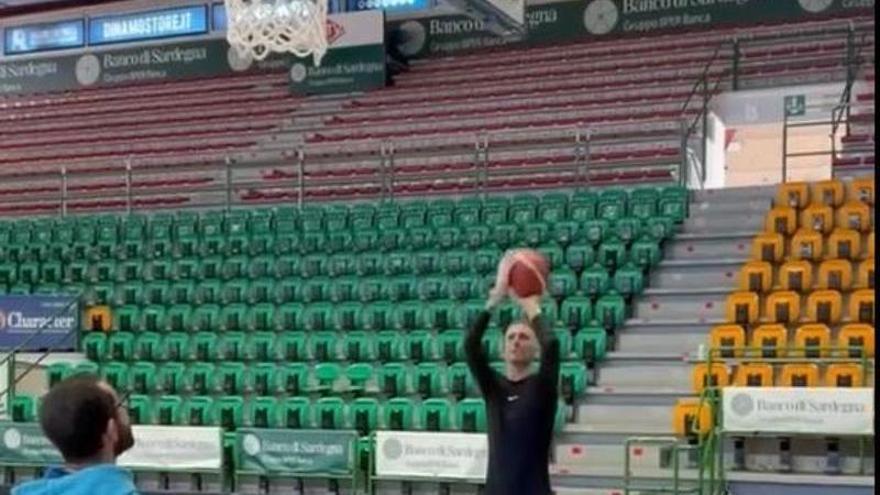 Achille Polonara en una cancha de baloncesto