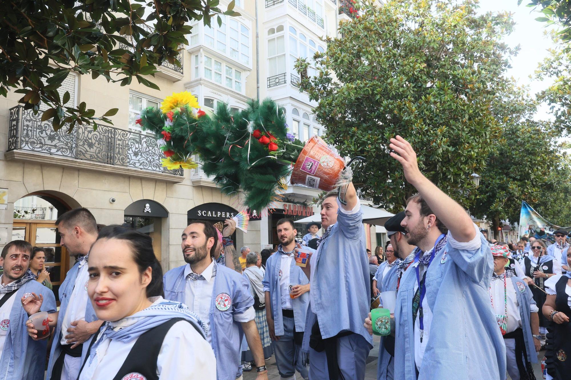 En imágenes: Blusas y neskas desfilan en el segundo paseíllo