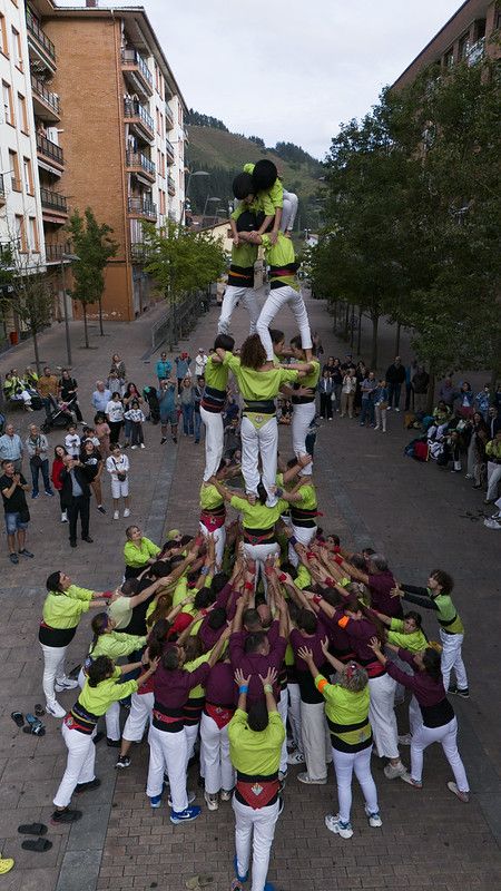 Castellers, gigantes y carrera popular en las Agorreko Santikutzak de Legazpi