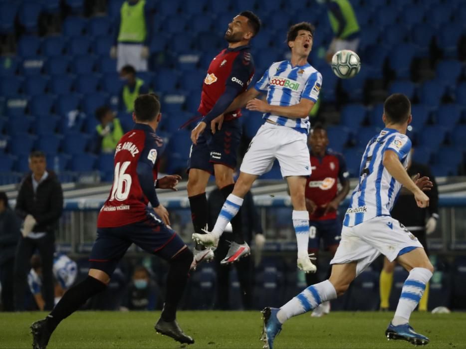 Balón dividido durante el choque entre la Real y Osasuna.